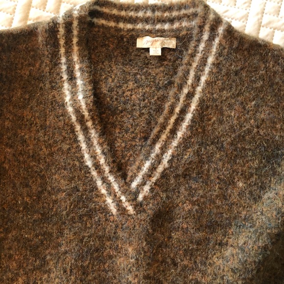 Olive green gold color v neck sweater - Picture 3 of 9